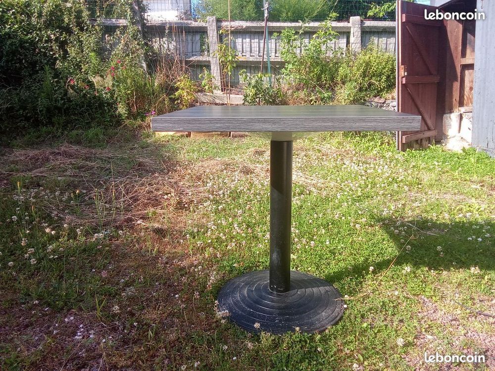Lot 6 tables brasserie 70 x 70 cm Meubles