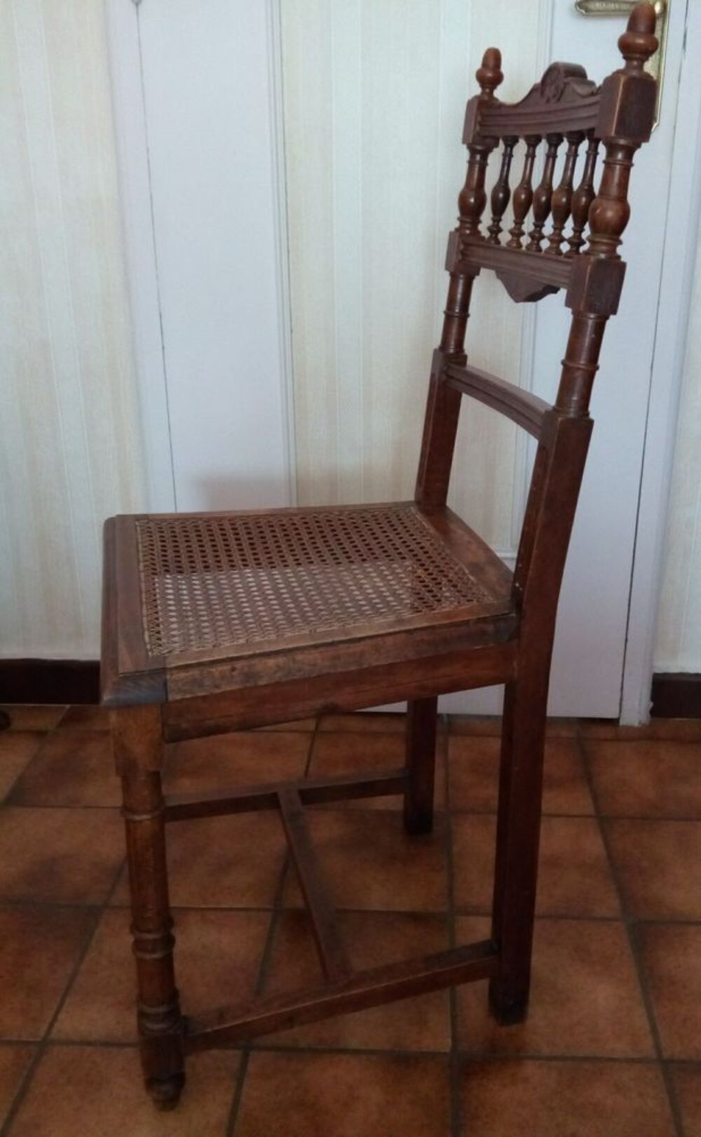 chaise vintage cann&eacute;e en bois Meubles