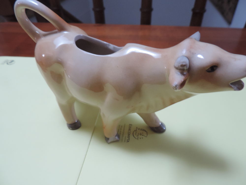"VACHE BRETONNE" - EN PORCELAINE - ANNEE 1947/1948. D�coration