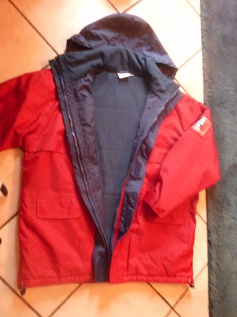 Anorak rouge  / marine  mixte    XL / XXL  15 La Mulatire (69)