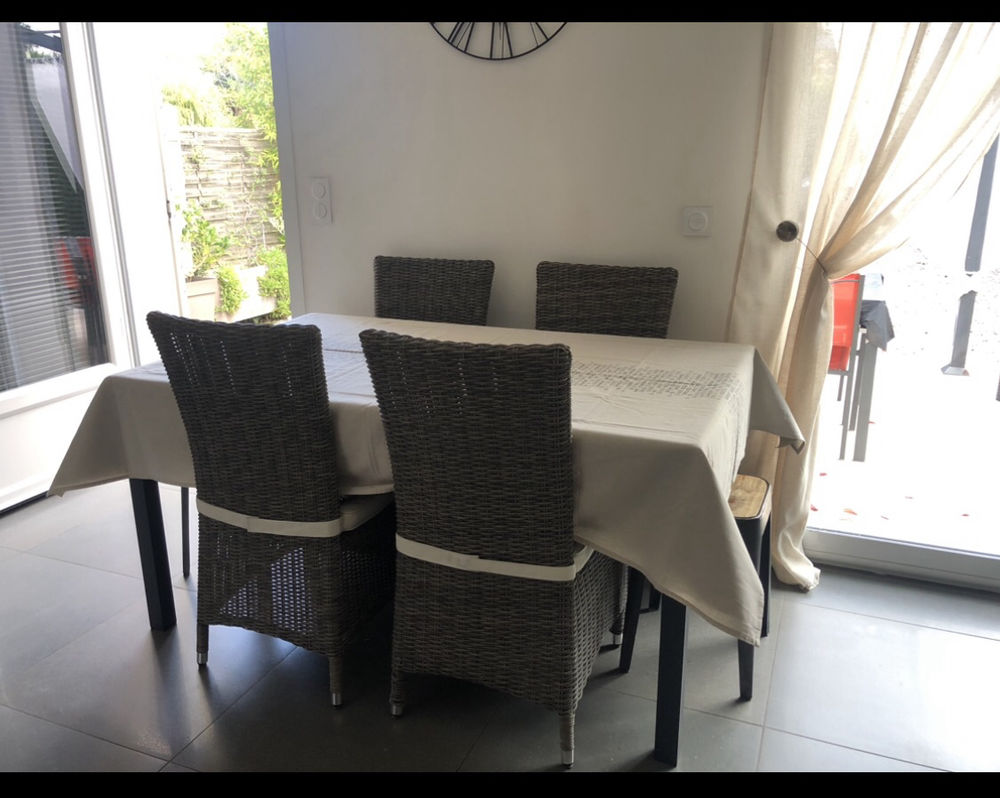 Table ext&eacute;rieur et int&eacute;rieur et 4 chaises 
Meubles