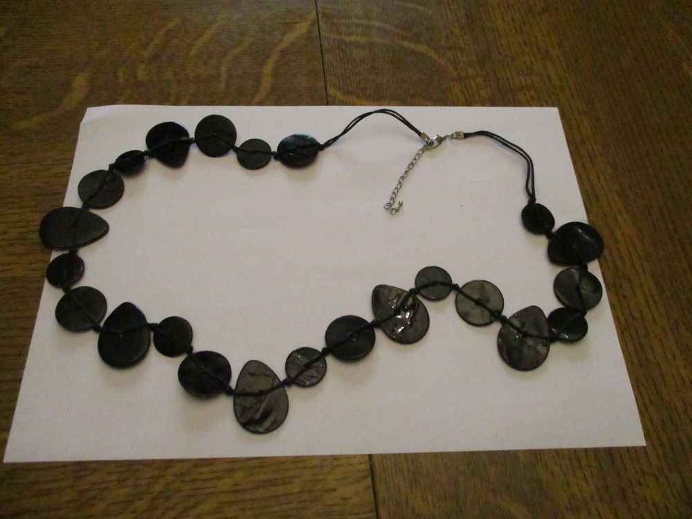 tr&egrave;s joli collier motifs noirs longueur totale : 80 cm Bijoux et montres