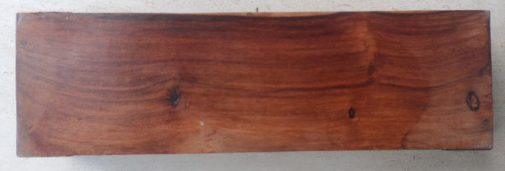 Coffret en bois orn&eacute; de motifs en laiton 
Longueur 25,5 cm Décoration