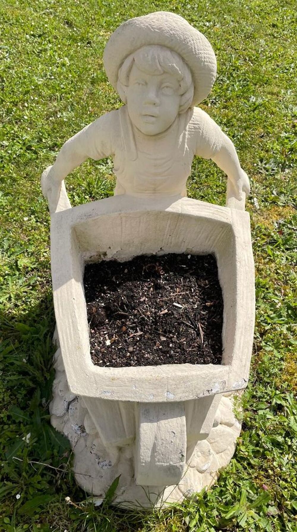 Enfant &agrave; la brouette en pierre, d&eacute;coration pour jardin Jardin