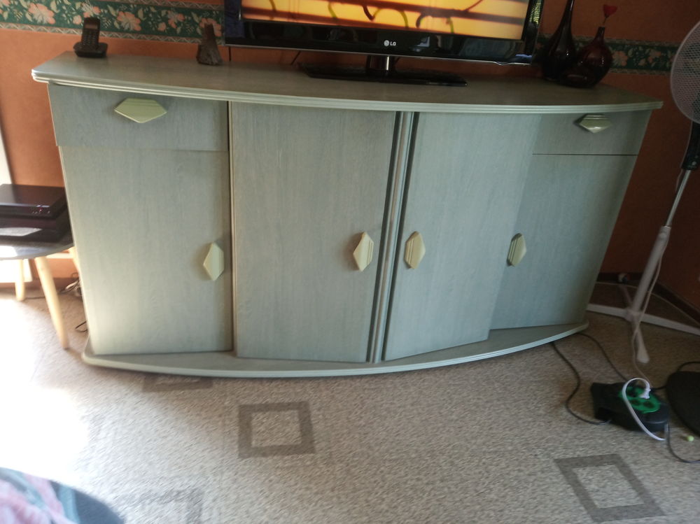 buffet plus table et 4 chaises Meubles