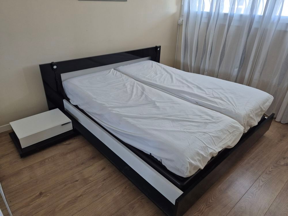 ce lit double en bois avec structure noire et blanc Meubles