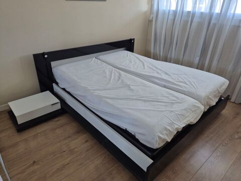 ce lit double en bois avec structure noire et blanc 899 Antibes (06)