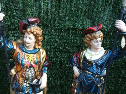 Sculptures / Statues  de 2 Hallebardiers  250 Carbonne (31)