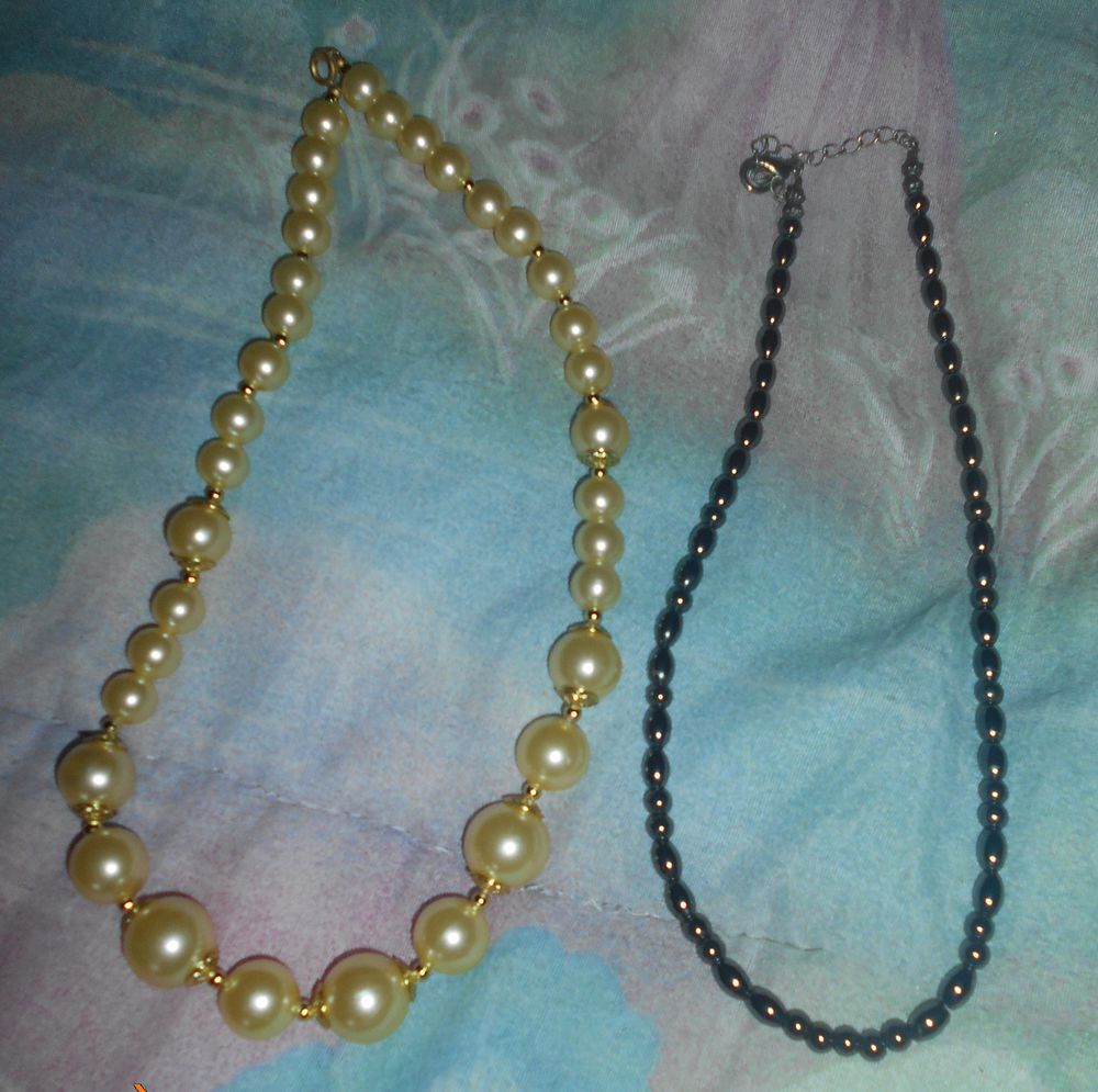 2 colliers de perles (blanc nacr&eacute;/grain de riz) Bijoux et montres