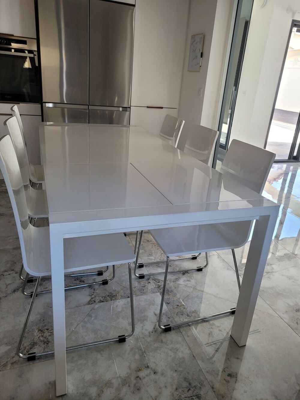 &Eacute;l&eacute;gante table extensible laqu&eacute;e blanche avec 6 chaises mode Meubles