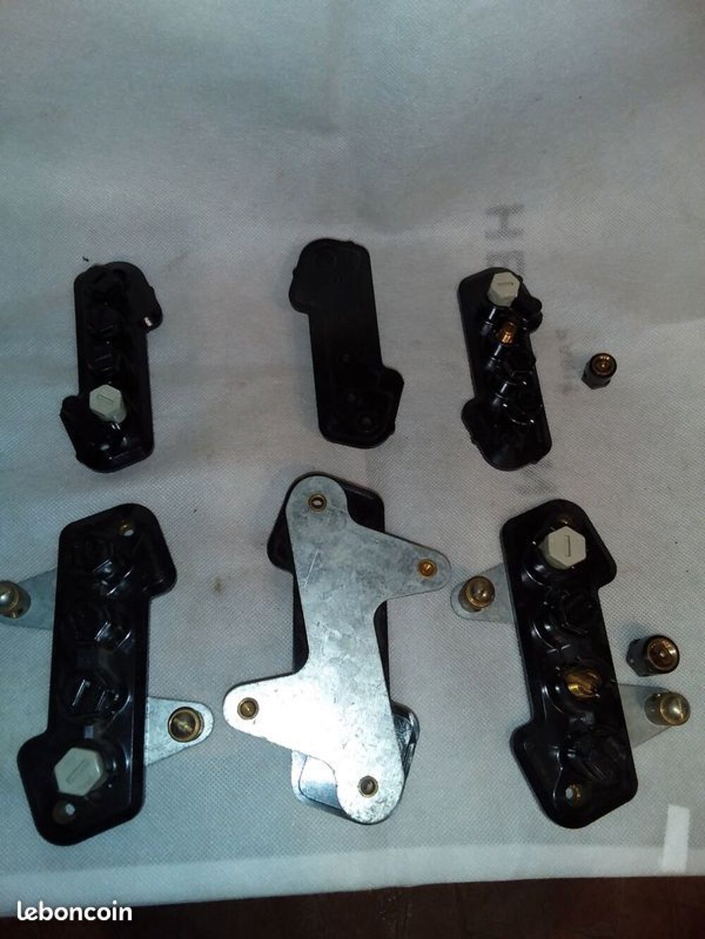 LOT dde 2 BARRETTES ISOLANTES 4 BORNES LEGRAND 10 et 18mm2 Bricolage