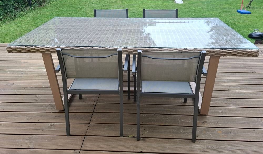 Table et ses 4 chaises de jardin. Jardin
