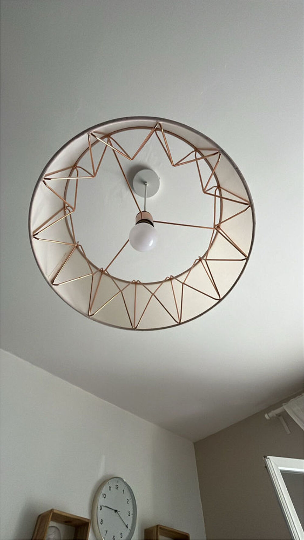 lustre blanc et rose cuivr&eacute;e Décoration