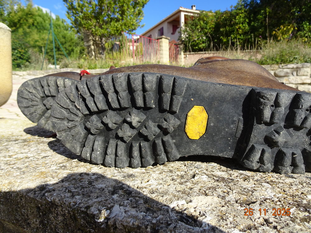 chaussures de montagne cuir peu servi, pointure 42/43 Chaussures