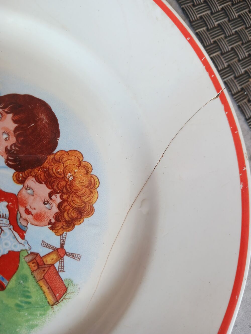 Lot de 3 assiettes d&eacute;coratives avec illustrations 