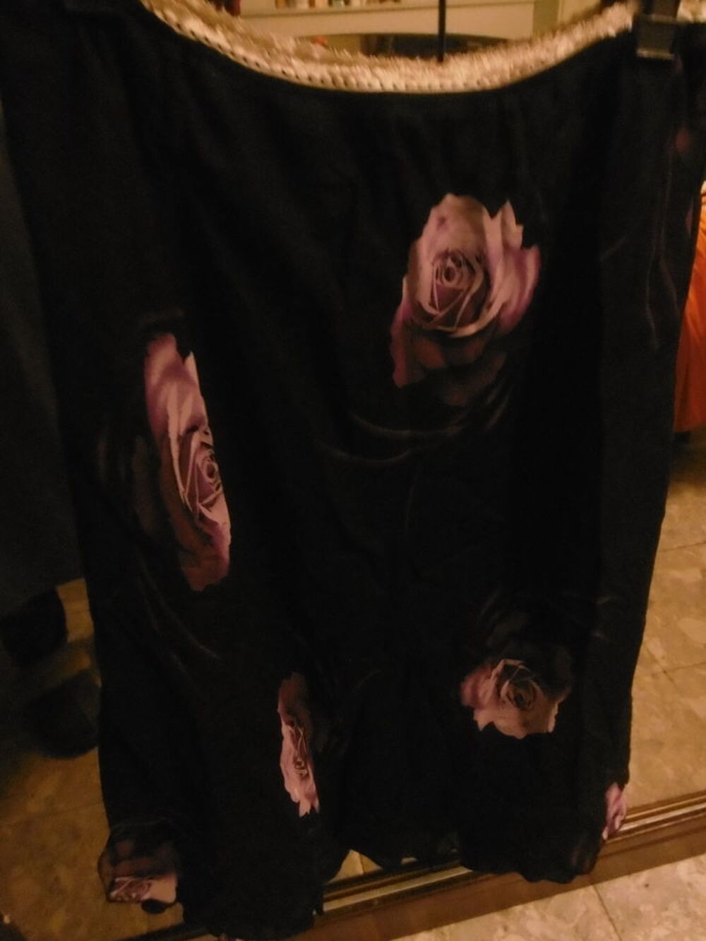jupe en voile noire, avec roses imprim&eacute;es, taille &eacute;lastique Vêtements