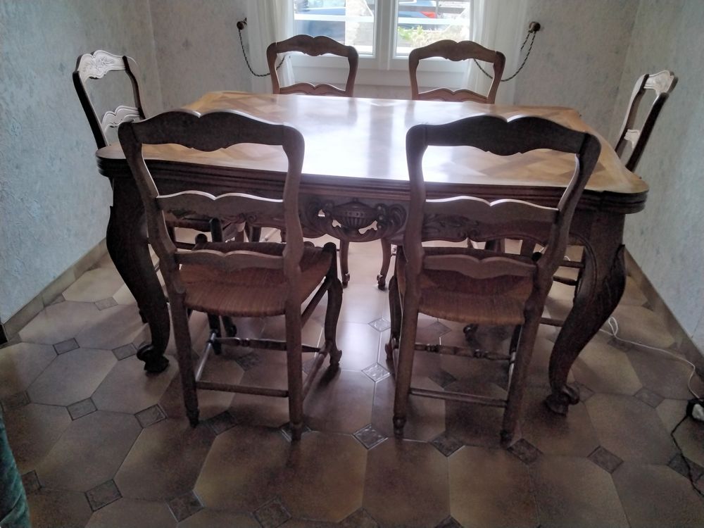 Table &agrave; manger et ses 6 chaises en bois noble Meubles