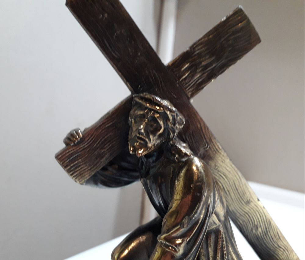 Statue de J&eacute;sus portant sa croix 