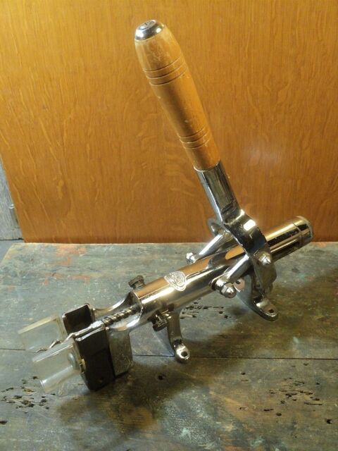 Tire-Bouchon Mural Professionnel BOJ Chrome. 
100 Loches (37)