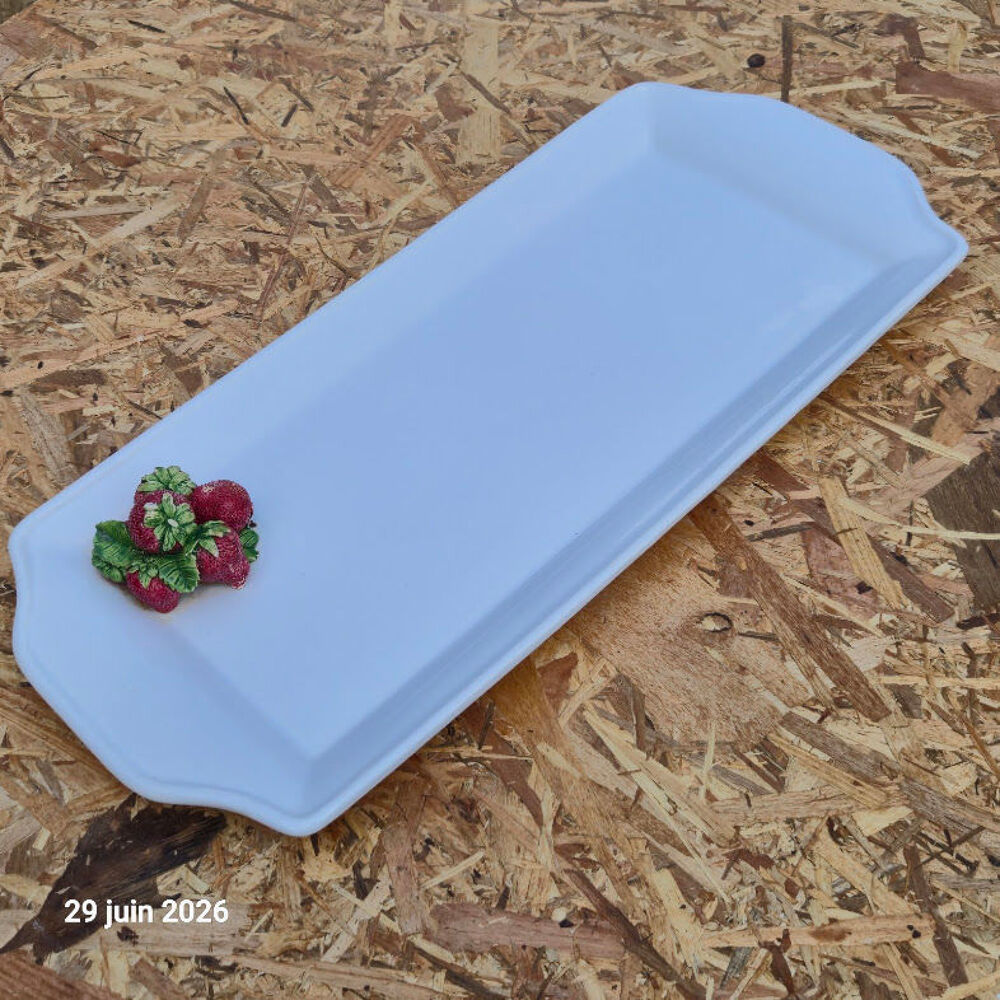 Plat &agrave; cake pour dessert ou sal&eacute;, avec des fraises de saison Cuisine