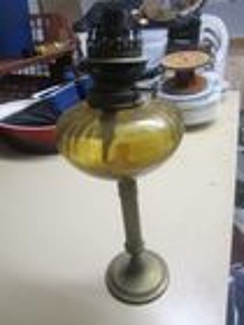 Lampe  ptrole ancienne le rservoir verre jaune 0 Mrignies (59)