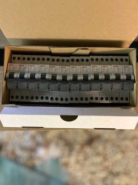 Bote de 12 Disjoncteur 16A et 10A marque AEG neuf 40 Saint-Germain-en-Laye (78)