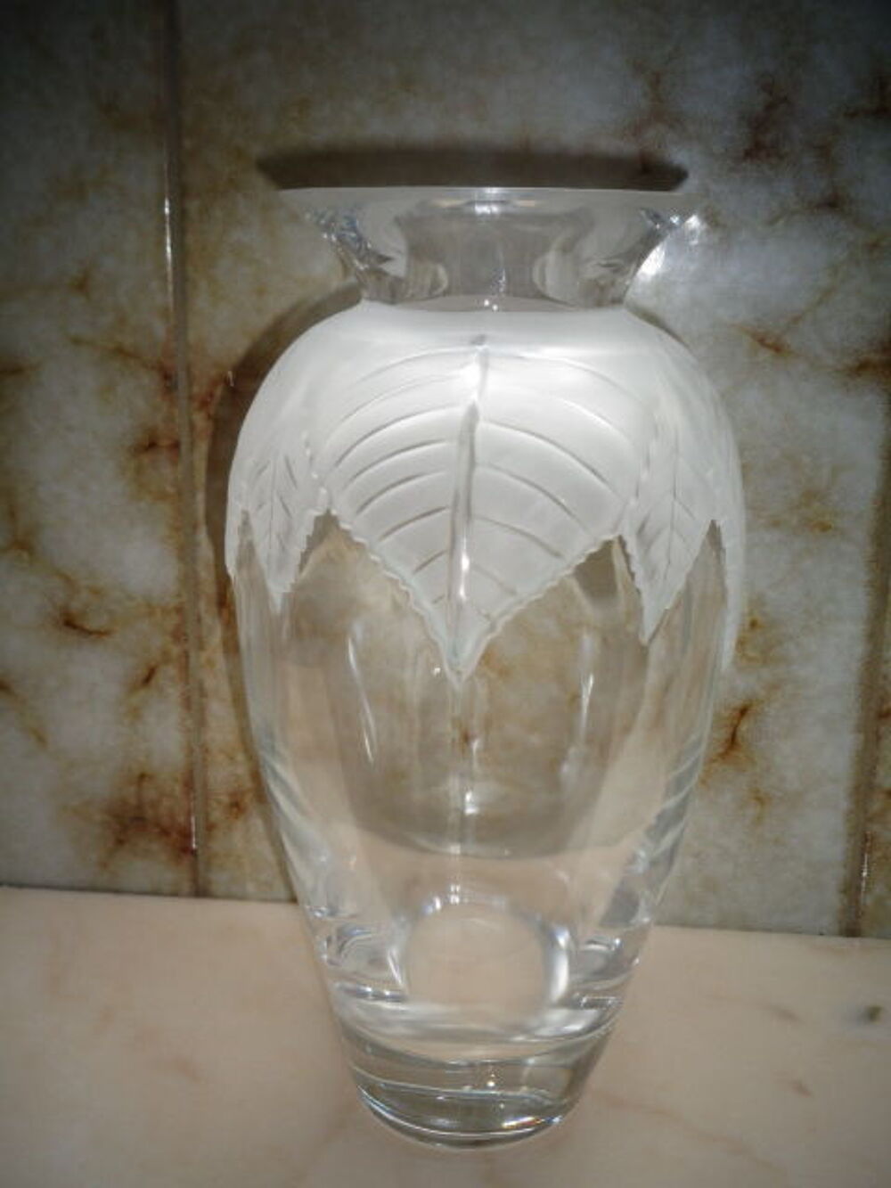 Neuf - Vase cristal motifs Feuilles -- Cristallerie de Haute Décoration