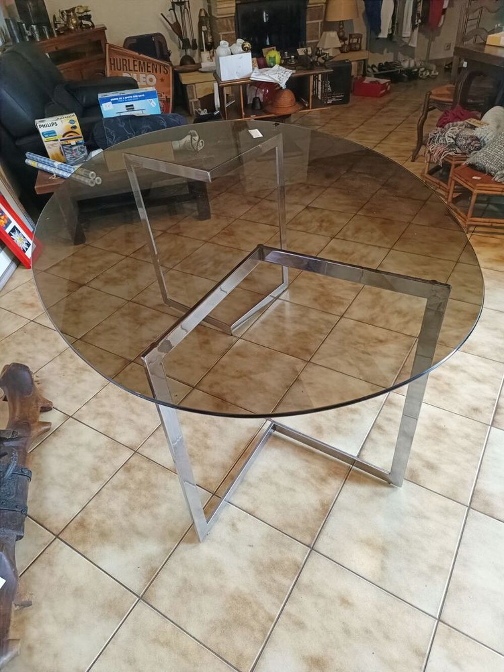 Table moderne en verre fum&eacute; Meubles