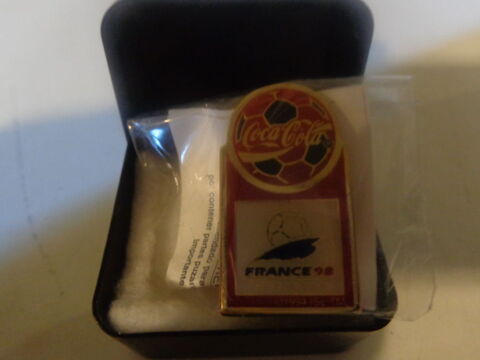 Pin's Coca Cola CUP 1998 3 Fougères (35)
