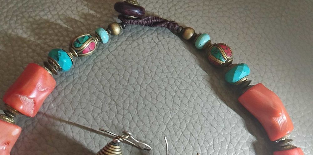 Prestigieux ensemble collier, bracelet, boucles d'oreilles tib&eacute;tain en Corail Bambou naturel Bijoux et montres