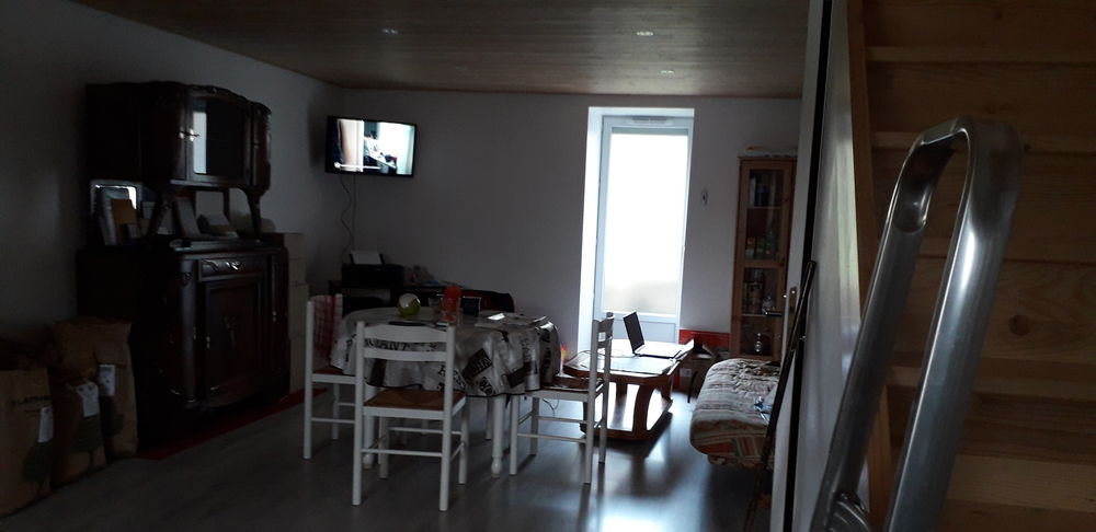 bonsoir je table ronde bon etat avec 4 chaises Meubles