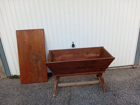 Tr�s beau petit p�trin.
Tr�s ancien.
En super �tat.
75 Oyonnax (01)