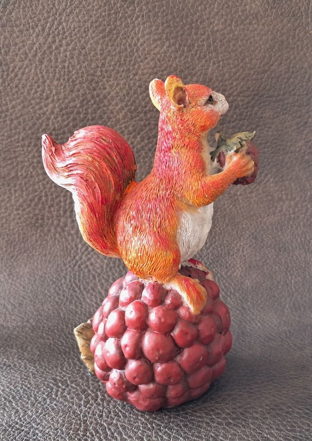  &eacute;cureuil en r&eacute;sine sur une m&ucirc;re g&eacute;ante 
figurine Décoration