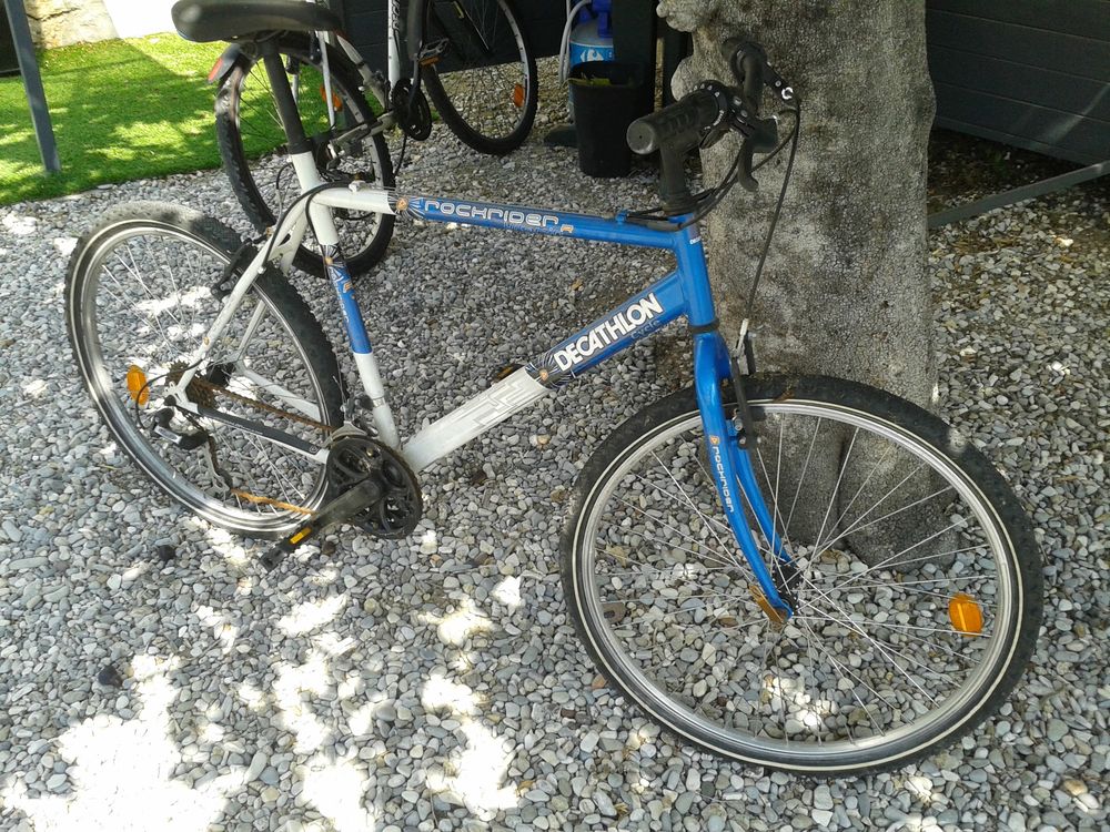Vends v&eacute;lo d'occasion bleu. Vélos