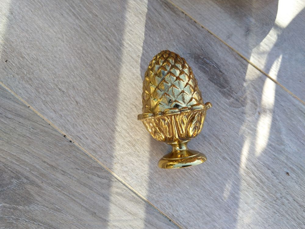Boule en cuivre pomme de pin
Décoration