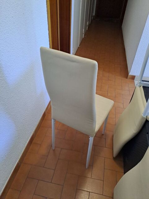 4 chaises salle à manger 30 St Aygulf (83)