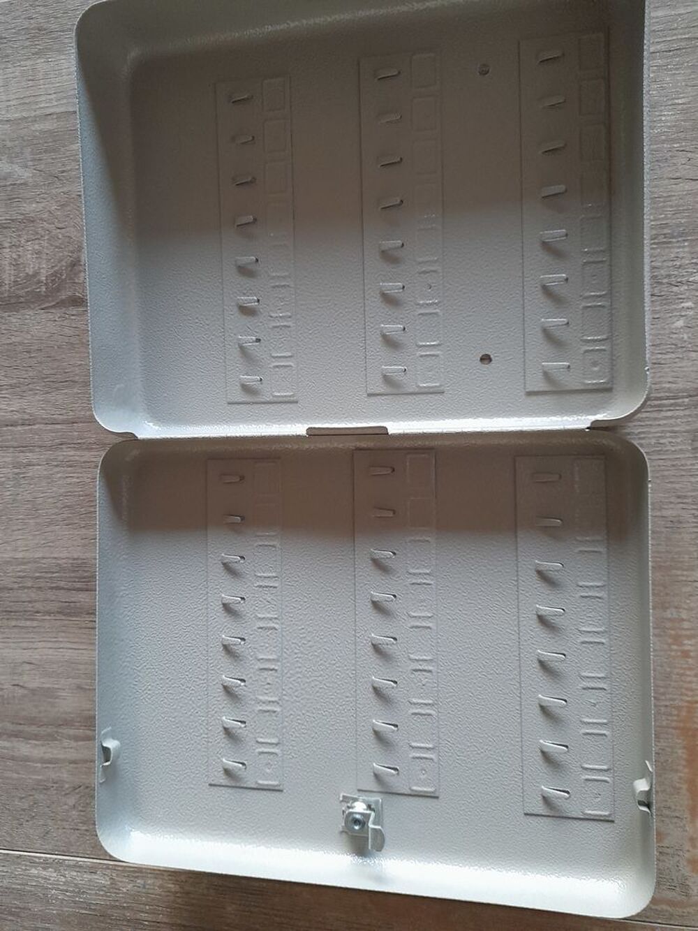 Armoire &agrave; cl&eacute;s murale Bricolage