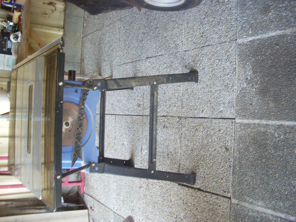 UNE TABLE AVEC SCIES Bricolage