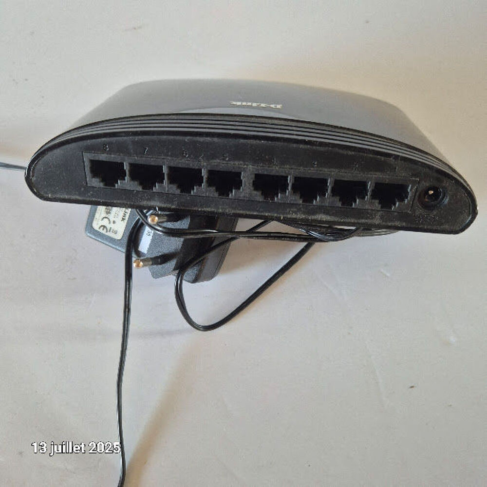 Switch D-link mod&egrave;le des-1008d (8 ports 10/100Mps) noir ave Matériel informatique