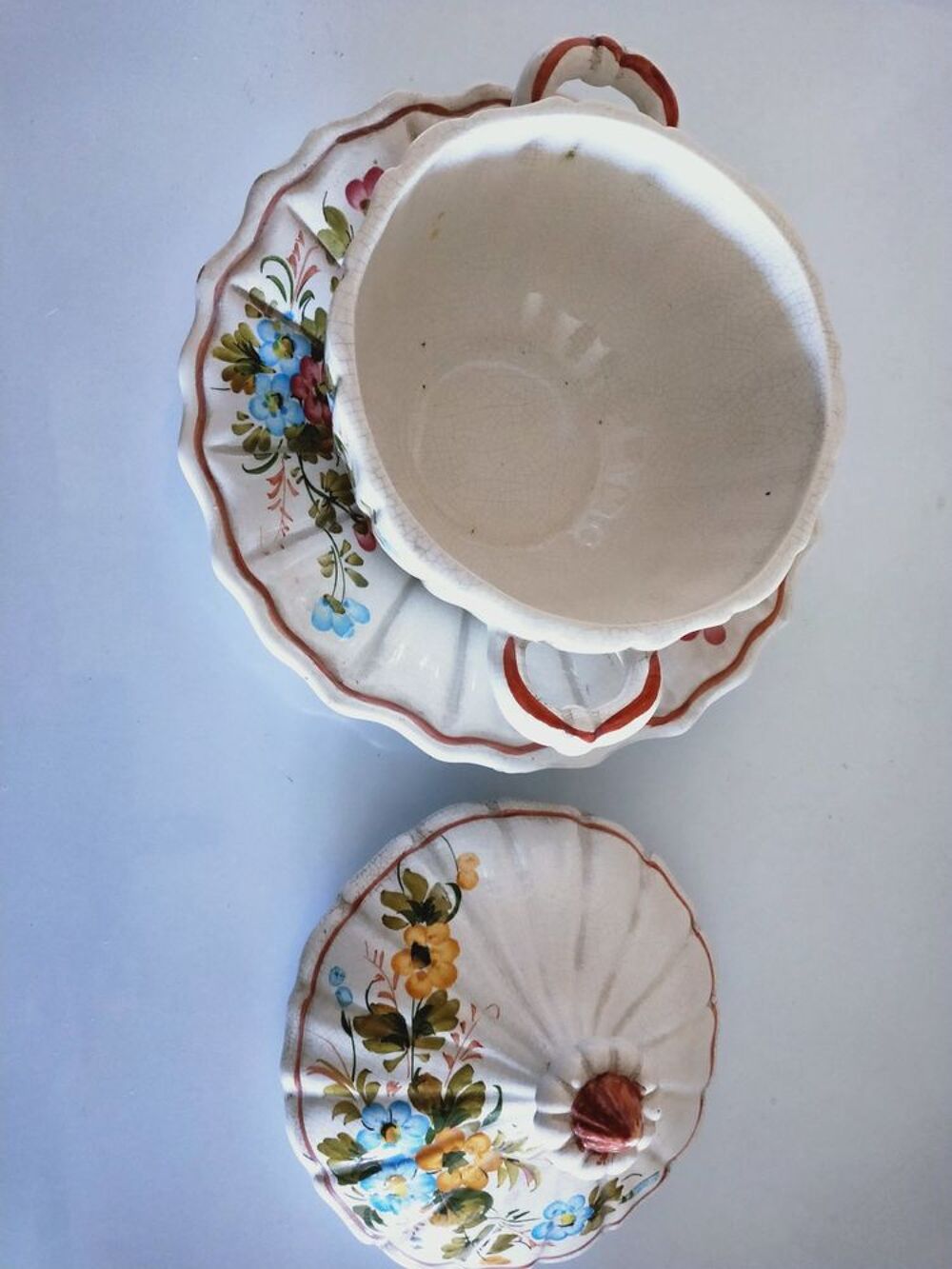 Pot avec couvercle sur assiette Cuisine