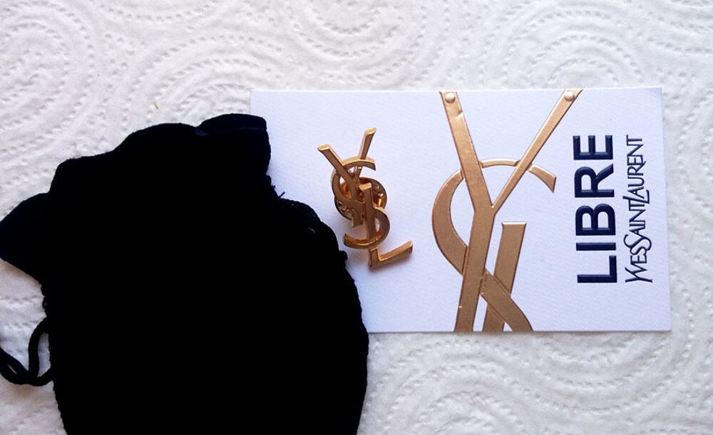 Pin's parfum YSL YVES SAINT LAURENT ET SON POCHON, neuf 