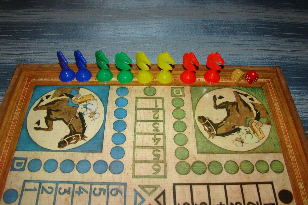 Ancien coffret en bois jeux de soci&eacute;t&eacute; ann&eacute;es 1960 
Jeux / jouets