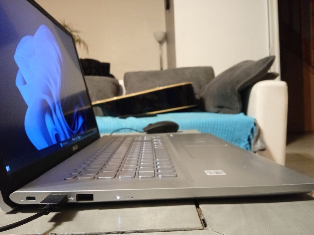 Asus VivoBook X712 Matériel informatique