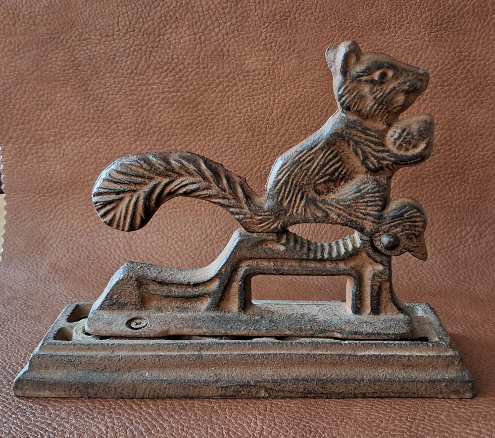 ancien casse noix noisettes vintage en m&eacute;tal &eacute;cureuil Décoration