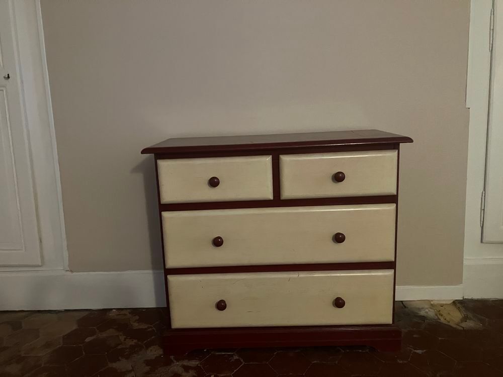 Commode bordeaux en bois Meubles