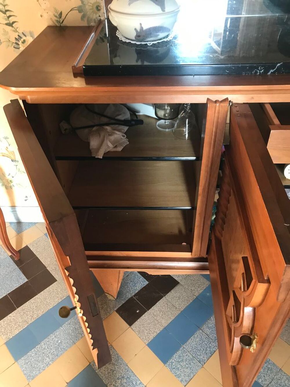 Buffet vaisselier en noyer Meubles