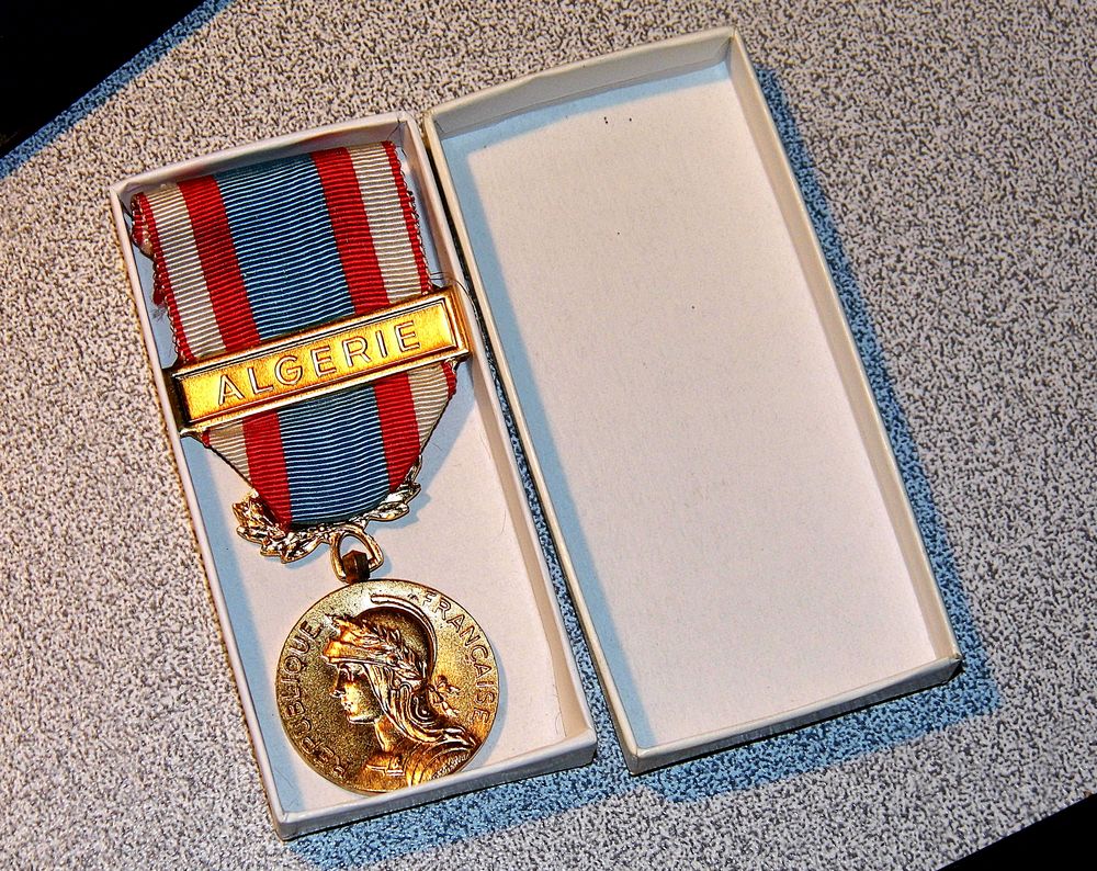 Medaille militaire guerre d'alg&eacute;rie + boite d'origine insigne d&eacute;coration commemorative du maintien de l'ordre en ALGERIE 