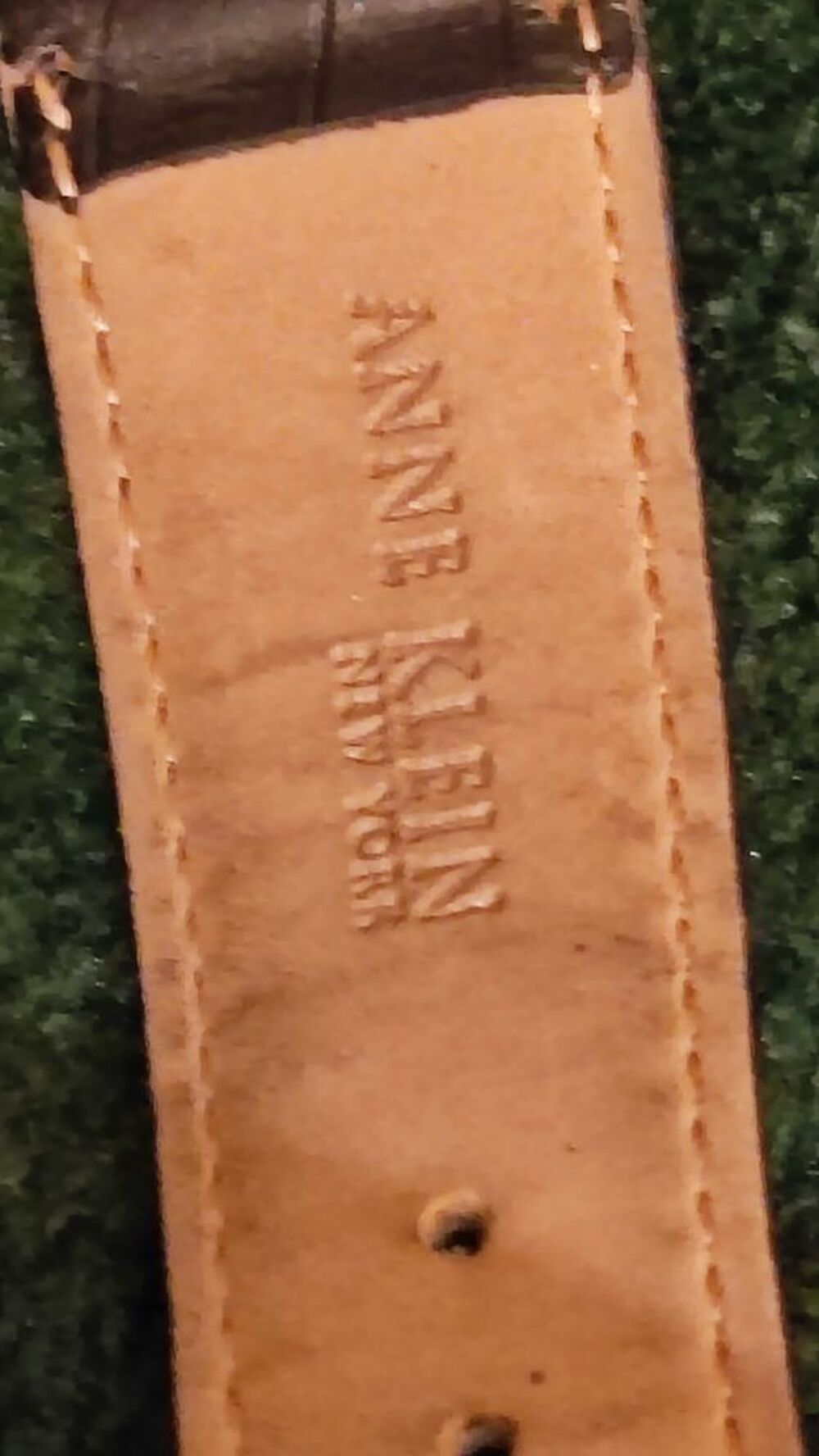 Montre vintage d'Anne Klein avec deux minuscules diamants sur chaque c&ocirc;t&eacute; du cadran, mouvement suisse, bo&icirc;tier acier. Bijoux et montres