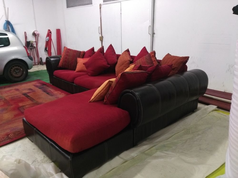 Bonjour .
canap&eacute; d'angle , plus 4 chaises plus tapis Meubles