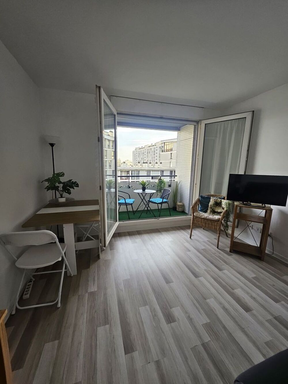 Vente Appartement Studio 20 m² + loggia couverte de 4 m² + cave - Vue dégagée Paris 20